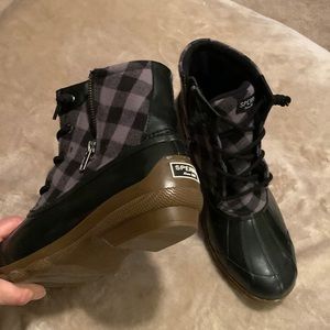 Sperry Women's size 8 Saltwater Buffalo Check Duck Boot